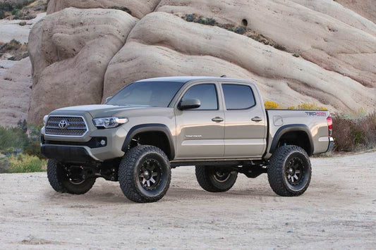 Fabtech 16-19 Toyota Tacoma 4WD/2WD 6 Lug 6in Perf. System w/DL 2.5 Coilovers & Rear DL Shocks